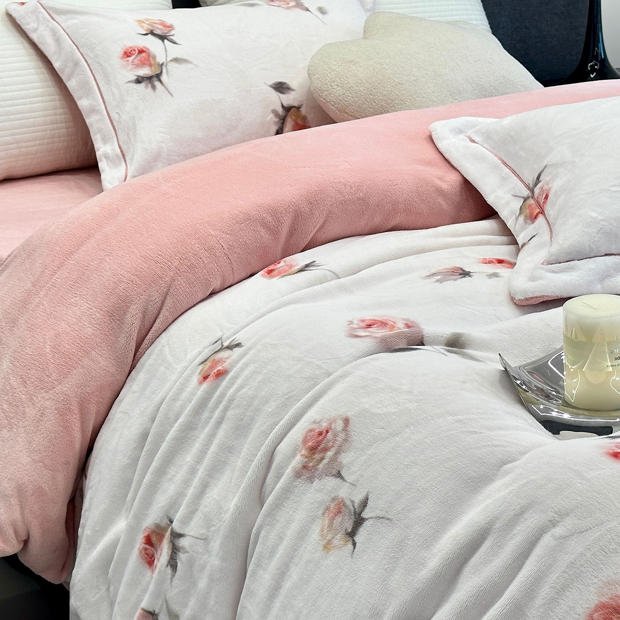 91家纺网 家纺一手货源 找家纺 JUICY 橘滋家纺 2025新款浪漫丰盈牛奶臻棉绒印花系列四件套 浅玫浮光