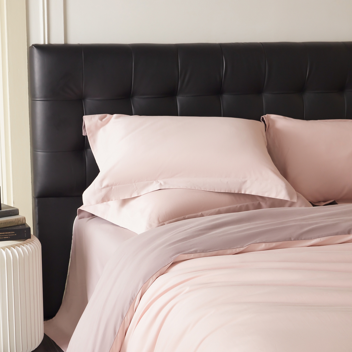 91家纺网 家纺一手货源 找家纺 秀色家纺 2025新款60支长绒棉双面加厚磨毛保暖纯棉四件套纯色被套全棉轻奢高级感 肉桂粉+香芋紫