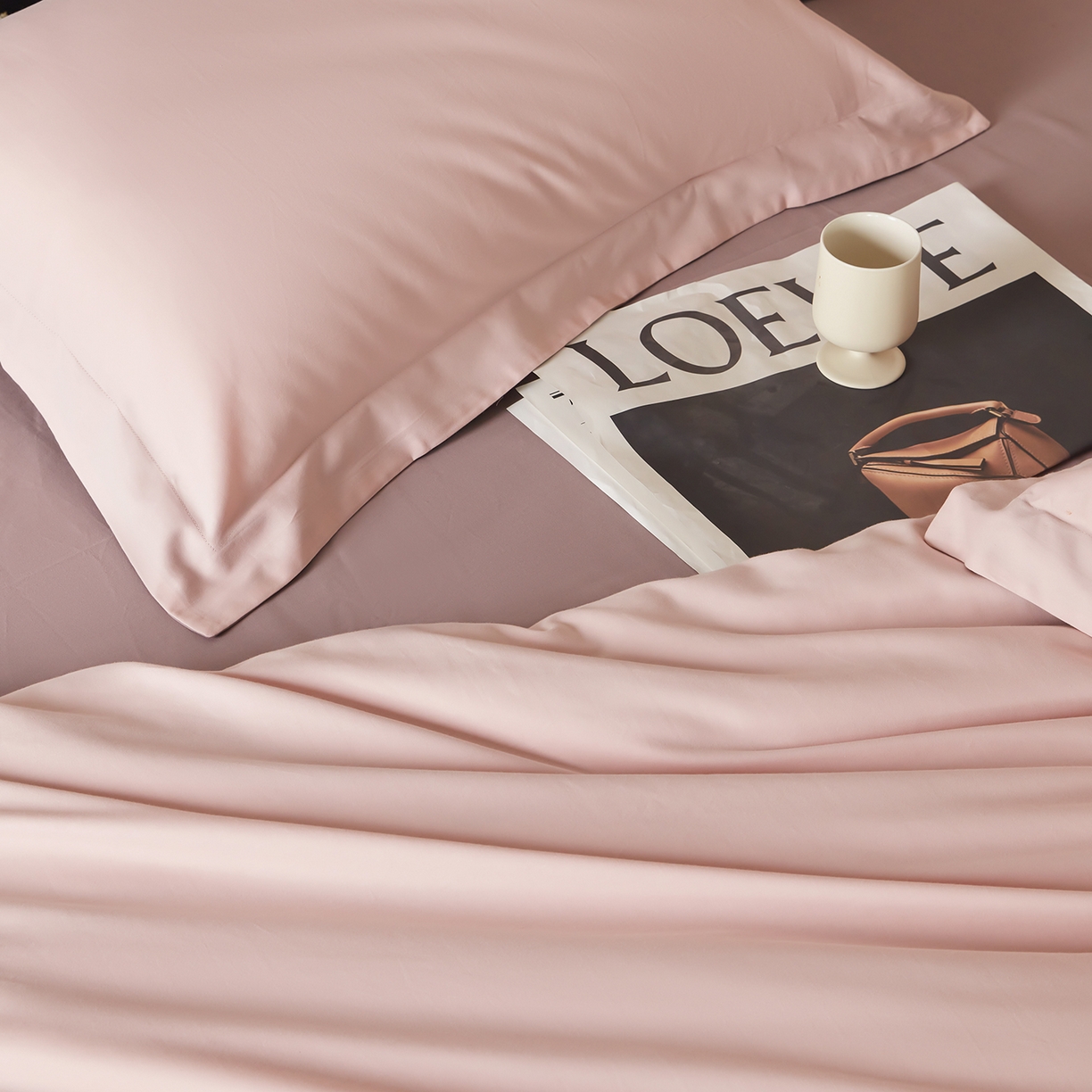 91家纺网 家纺一手货源 找家纺 秀色家纺 2025新款60支长绒棉双面加厚磨毛保暖纯棉四件套纯色被套全棉轻奢高级感 肉桂粉+香芋紫