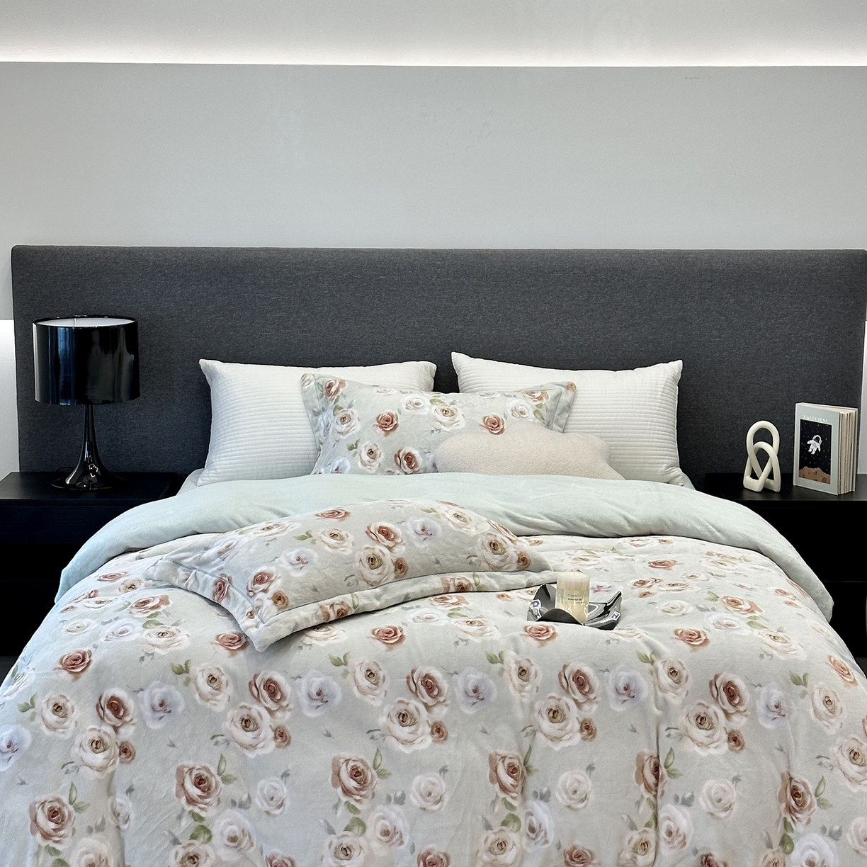 91家纺网 家纺一手货源 找家纺 JUICY 橘滋家纺 2025新款浪漫丰盈牛奶臻棉绒印花系列四件套 秋蔓