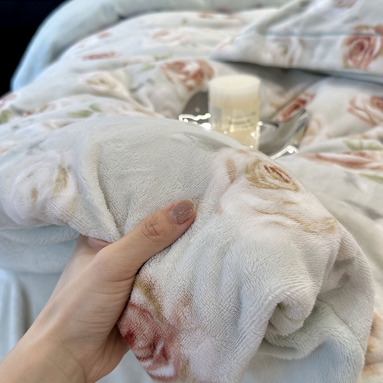 91家纺网 家纺一手货源 找家纺 JUICY 橘滋家纺 2025新款浪漫丰盈牛奶臻棉绒印花系列四件套 秋蔓