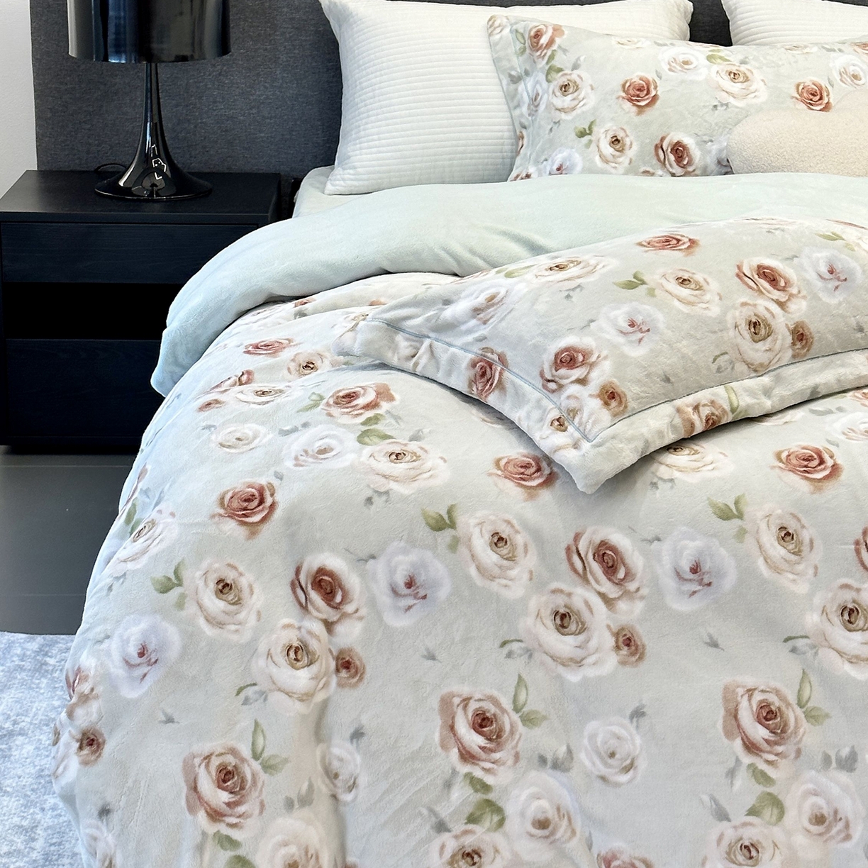 91家纺网 家纺一手货源 找家纺 JUICY 橘滋家纺 2025新款浪漫丰盈牛奶臻棉绒印花系列四件套 秋蔓