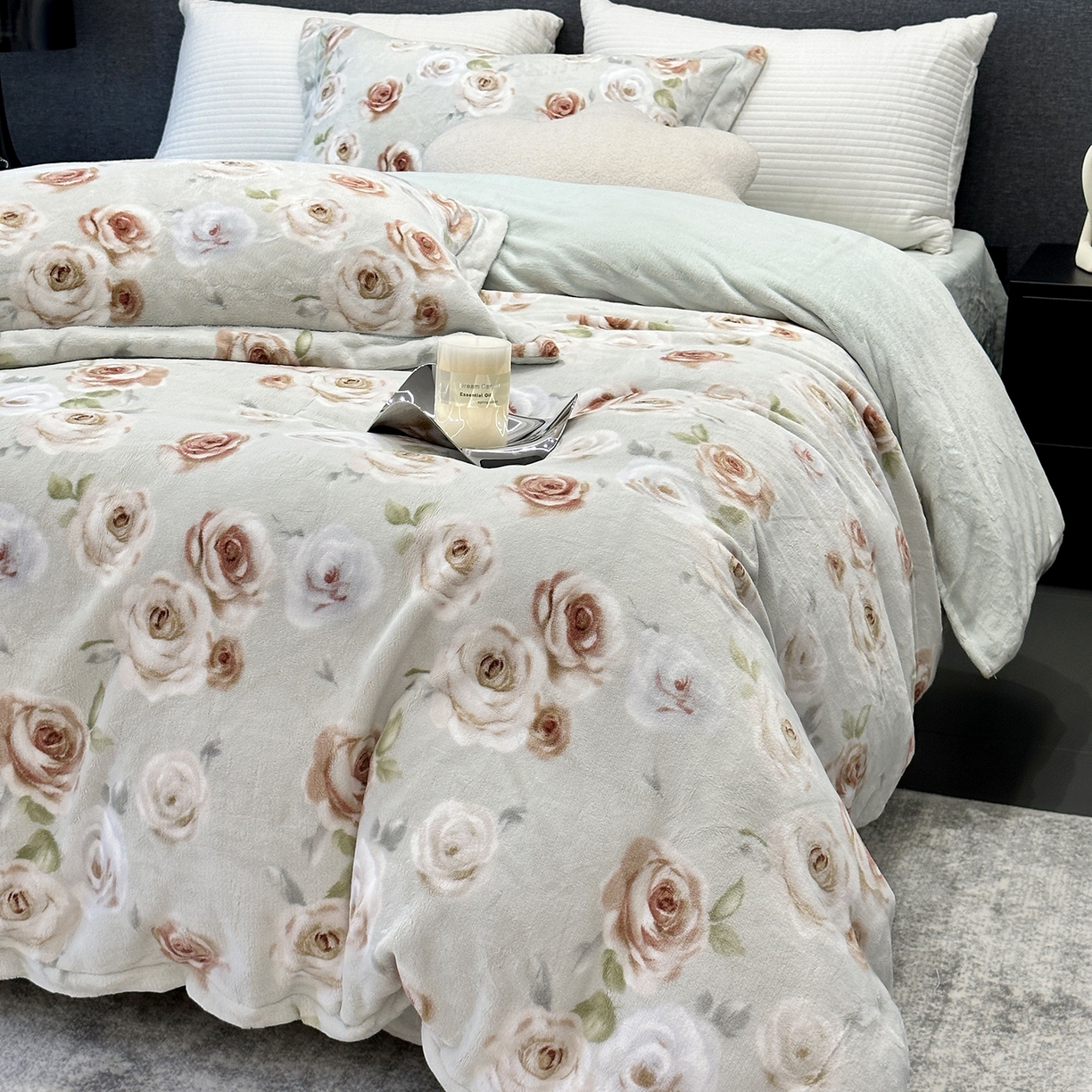 91家纺网 家纺一手货源 找家纺 JUICY 橘滋家纺 2025新款浪漫丰盈牛奶臻棉绒印花系列四件套 秋蔓