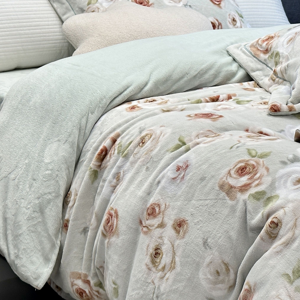 91家纺网 家纺一手货源 找家纺 JUICY 橘滋家纺 2025新款浪漫丰盈牛奶臻棉绒印花系列四件套 秋蔓