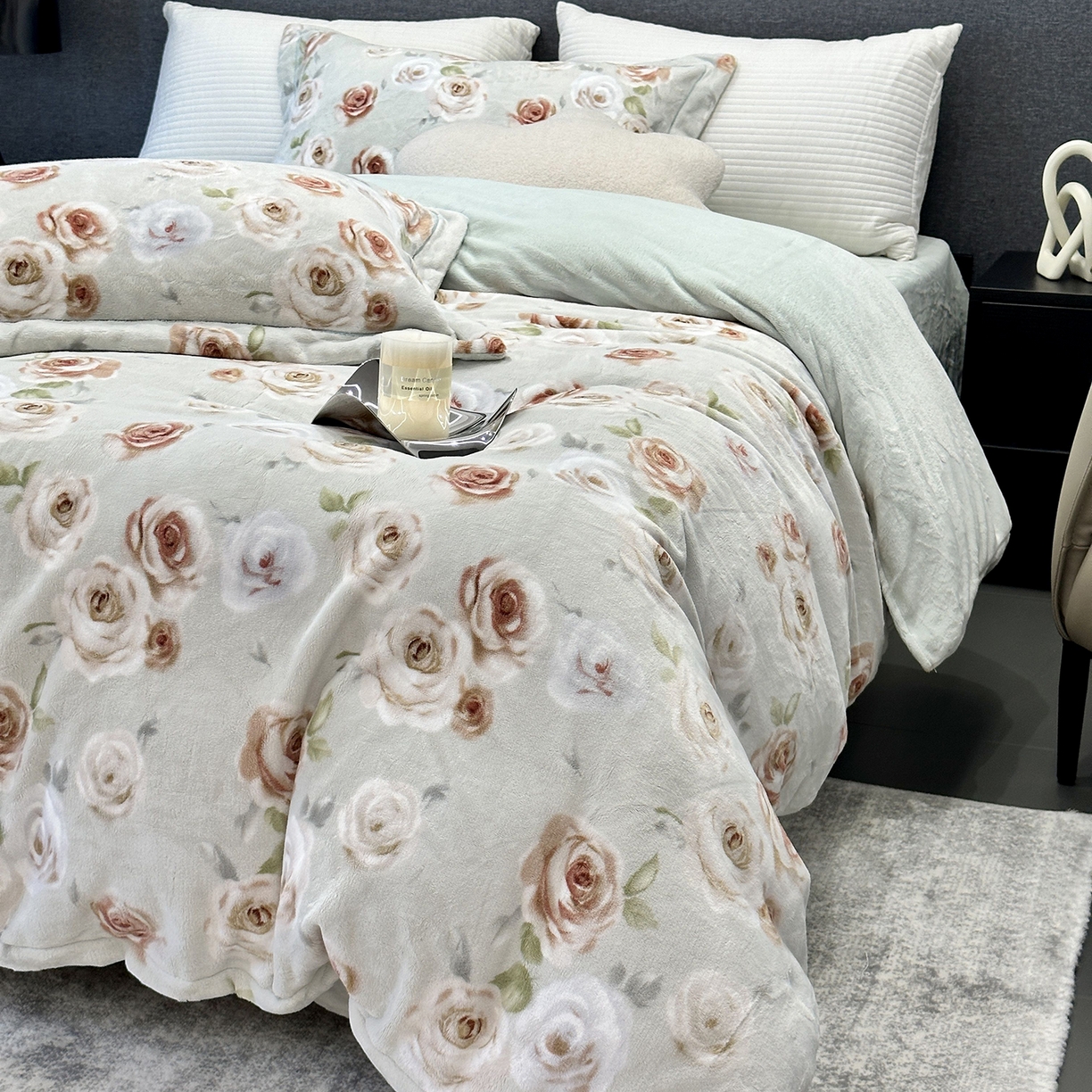 91家纺网 家纺一手货源 找家纺 JUICY 橘滋家纺 2025新款浪漫丰盈牛奶臻棉绒印花系列四件套 秋蔓