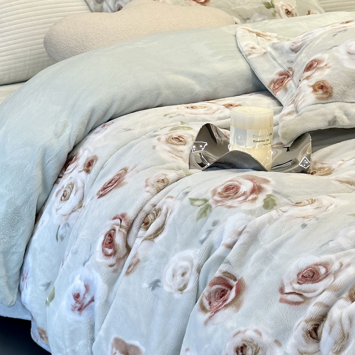 91家纺网 家纺一手货源 找家纺 JUICY 橘滋家纺 2025新款浪漫丰盈牛奶臻棉绒印花系列四件套 秋蔓