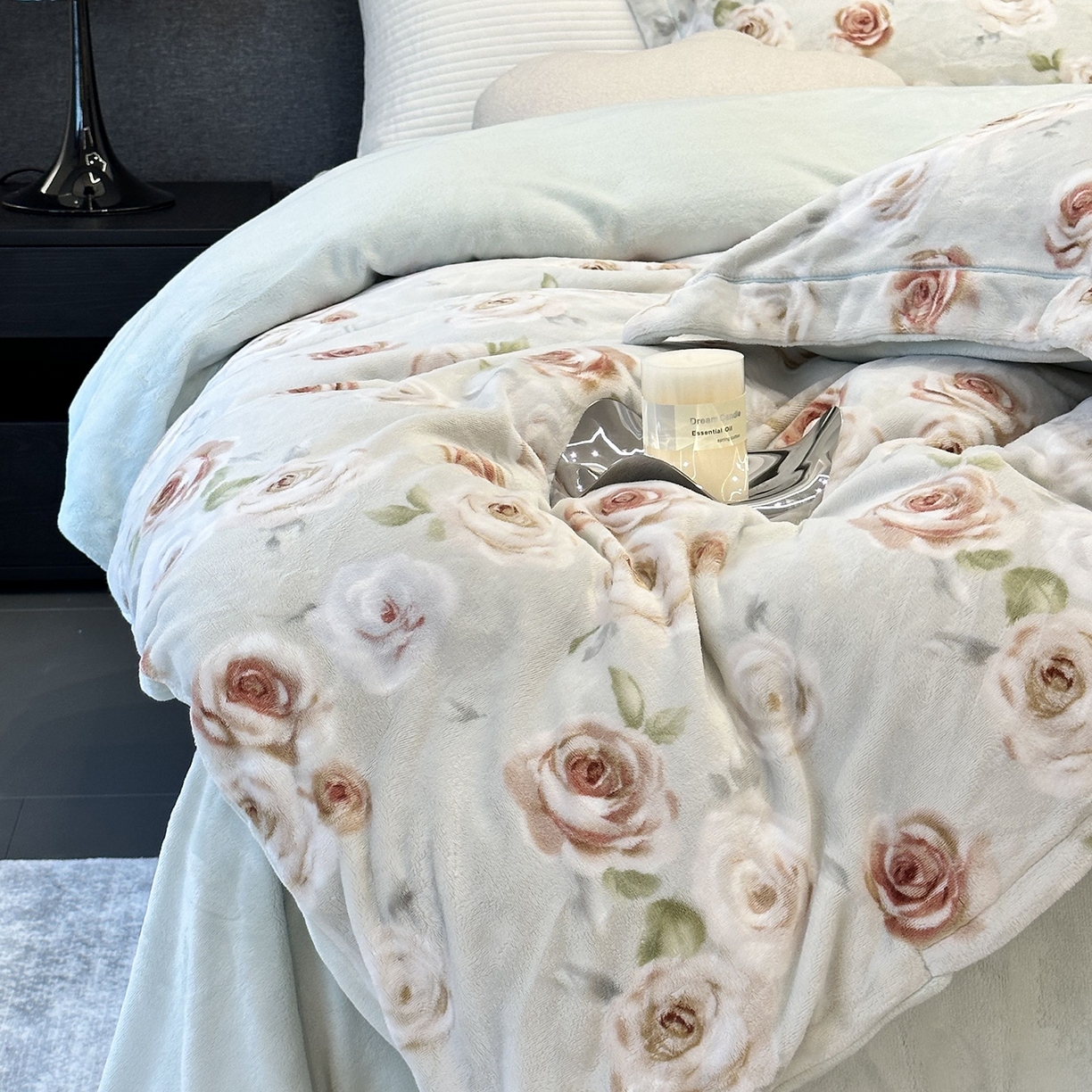 91家纺网 家纺一手货源 找家纺 JUICY 橘滋家纺 2025新款浪漫丰盈牛奶臻棉绒印花系列四件套 秋蔓