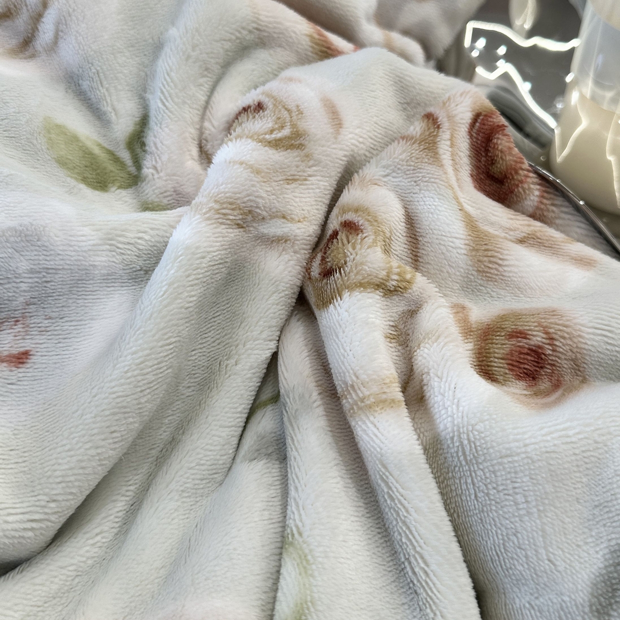 91家纺网 家纺一手货源 找家纺 JUICY 橘滋家纺 2025新款浪漫丰盈牛奶臻棉绒印花系列四件套 秋蔓