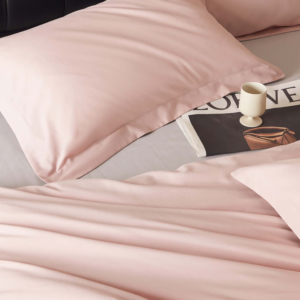 91家纺网 家纺一手货源 找家纺 秀色家纺 2025新款60支长绒棉双面加厚磨毛保暖纯棉四件套纯色被套全棉轻奢高级感 肉桂粉+珍珠灰