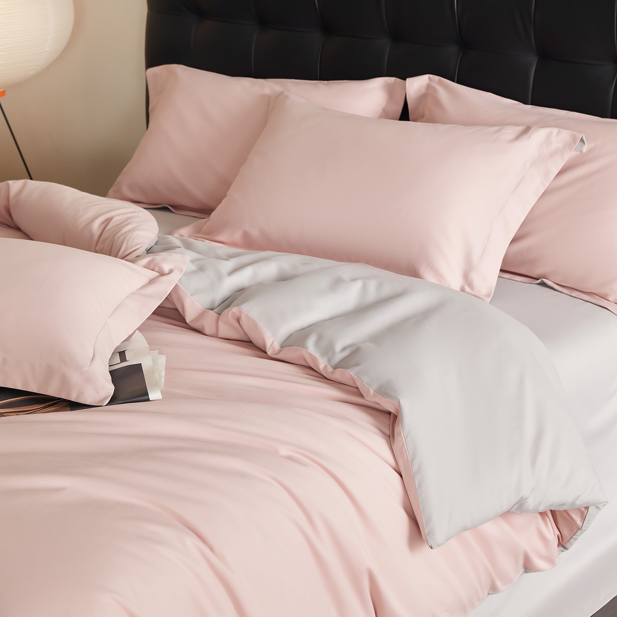 91家纺网 家纺一手货源 找家纺 秀色家纺 2025新款60支长绒棉双面加厚磨毛保暖纯棉四件套纯色被套全棉轻奢高级感 肉桂粉+珍珠灰