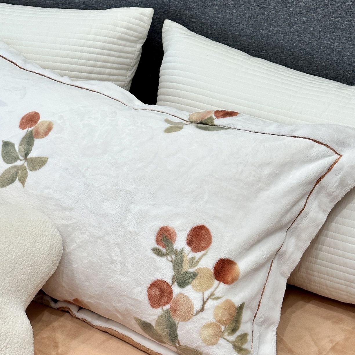 91家纺网 家纺一手货源 找家纺 JUICY 橘滋家纺 2025新款浪漫丰盈牛奶臻棉绒印花系列四件套 恬淡时光