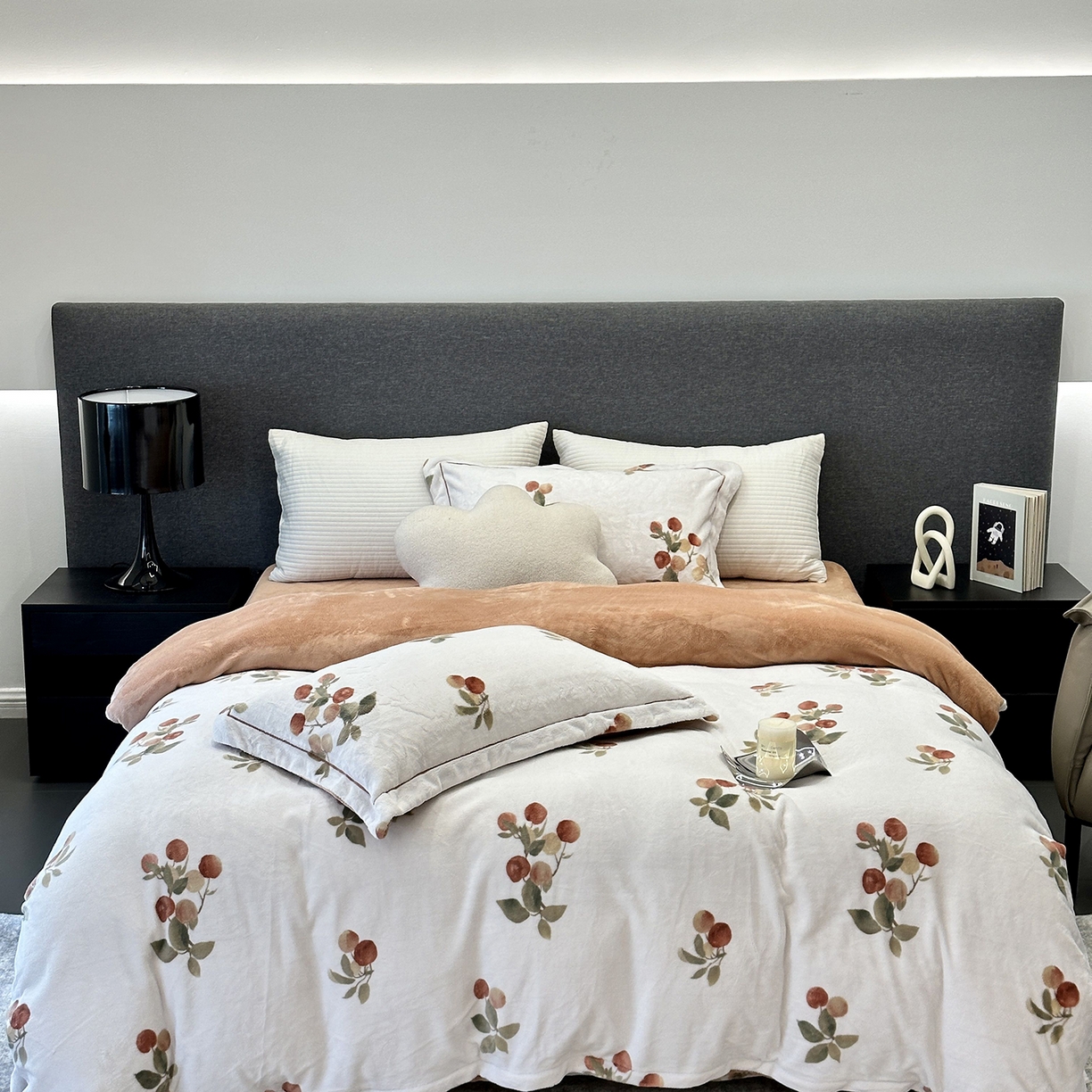 91家纺网 家纺一手货源 找家纺 JUICY 橘滋家纺 2025新款浪漫丰盈牛奶臻棉绒印花系列四件套 恬淡时光