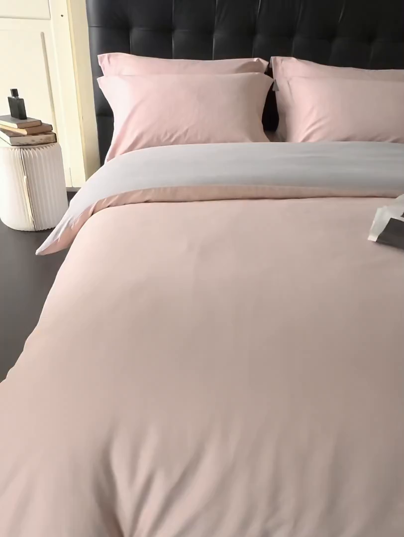 91家纺网 家纺一手货源 找家纺 秀色家纺 2025新款60支长绒棉双面加厚磨毛保暖纯棉四件套纯色被套全棉轻奢高级感 肉桂粉+珍珠灰