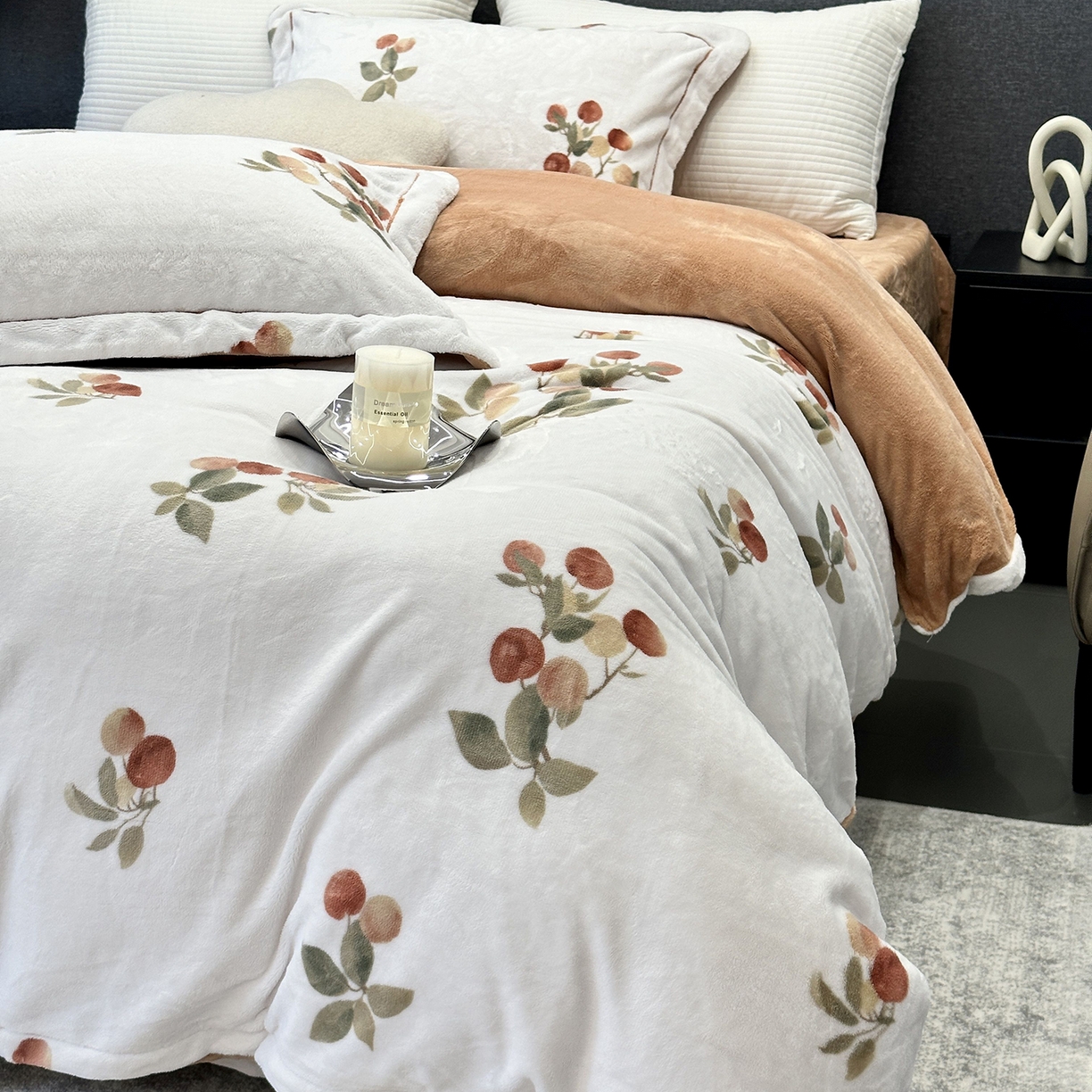 91家纺网 家纺一手货源 找家纺 JUICY 橘滋家纺 2025新款浪漫丰盈牛奶臻棉绒印花系列四件套 恬淡时光