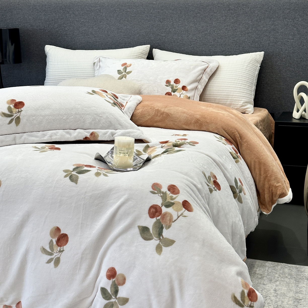 91家纺网 家纺一手货源 找家纺 JUICY 橘滋家纺 2025新款浪漫丰盈牛奶臻棉绒印花系列四件套 恬淡时光