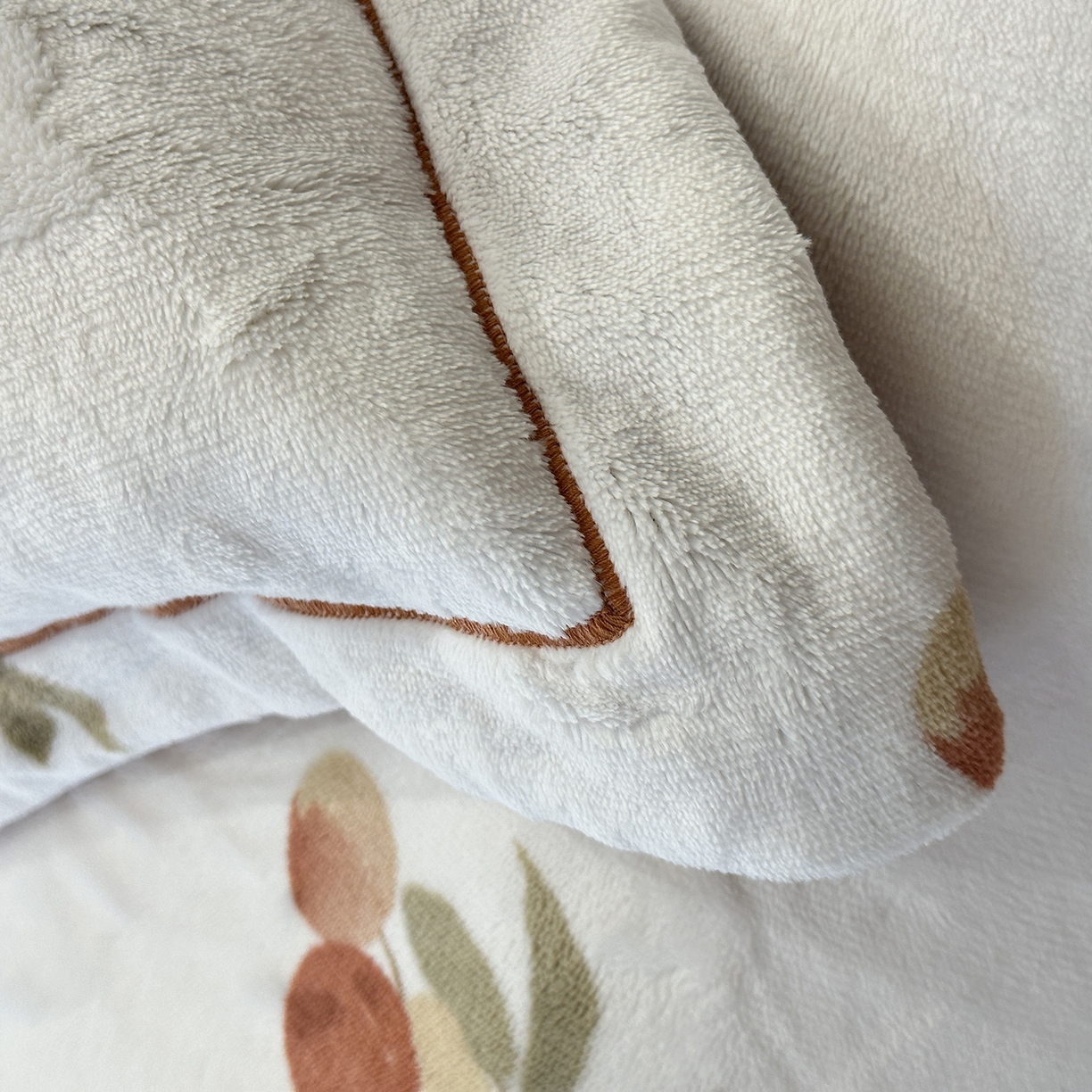 91家纺网 家纺一手货源 找家纺 JUICY 橘滋家纺 2025新款浪漫丰盈牛奶臻棉绒印花系列四件套 恬淡时光