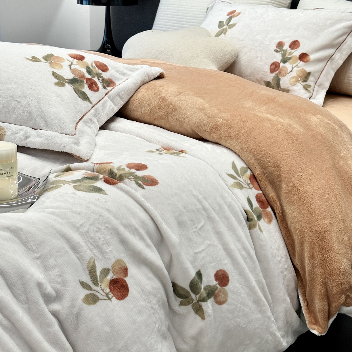 91家纺网 家纺一手货源 找家纺 JUICY 橘滋家纺 2025新款浪漫丰盈牛奶臻棉绒印花系列四件套 恬淡时光