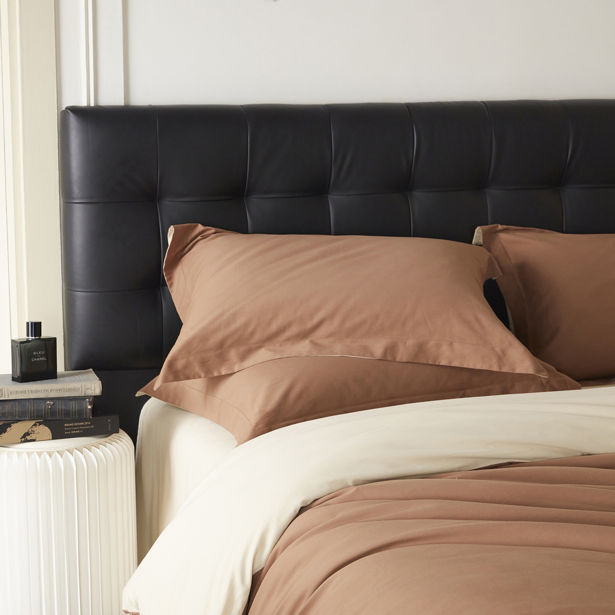 91家纺网 家纺一手货源 找家纺 秀色家纺 2025新款60支长绒棉双面加厚磨毛保暖纯棉四件套纯色被套全棉轻奢高级感 深栗色+奶油