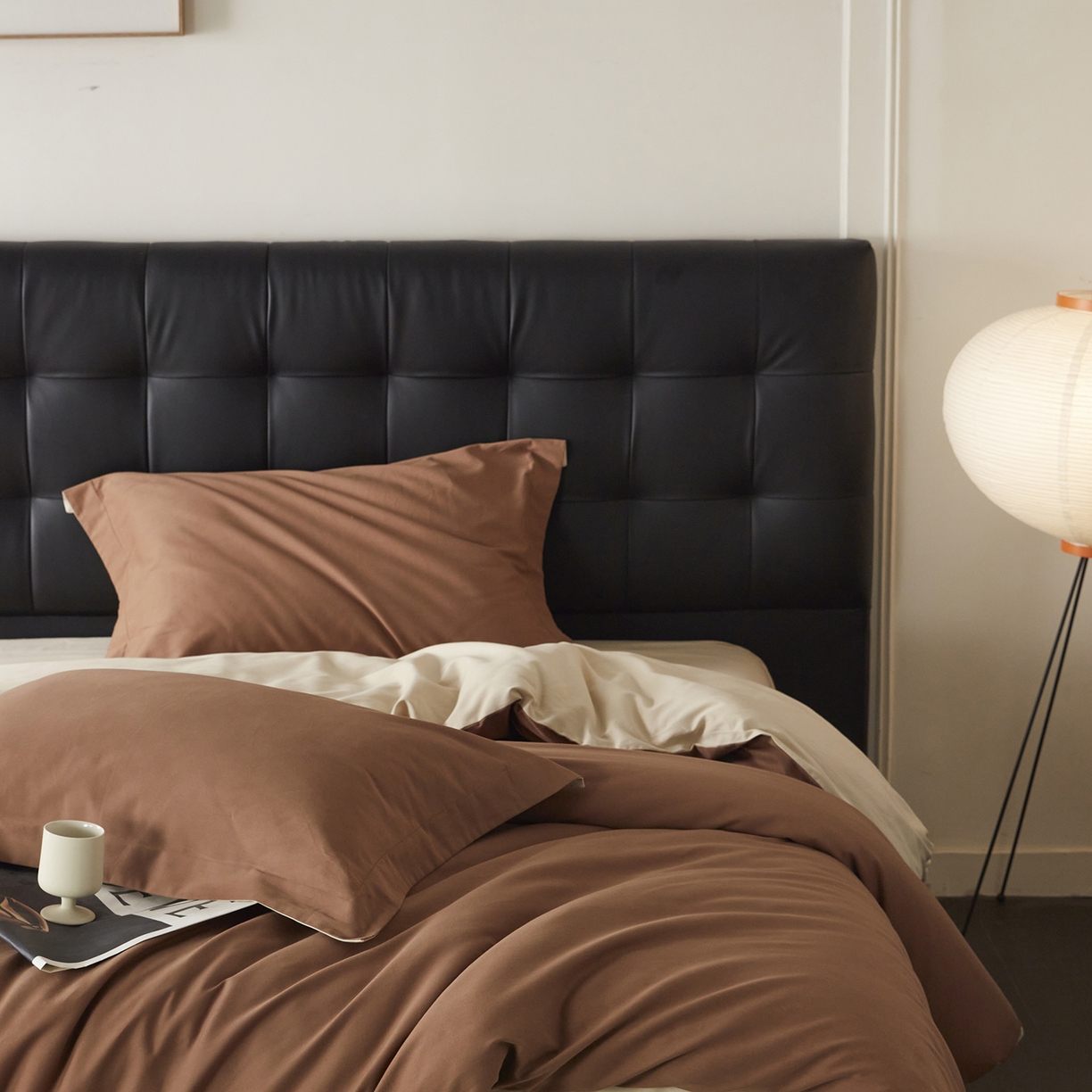 91家纺网 家纺一手货源 找家纺 秀色家纺 2025新款60支长绒棉双面加厚磨毛保暖纯棉四件套纯色被套全棉轻奢高级感 深栗色+奶油