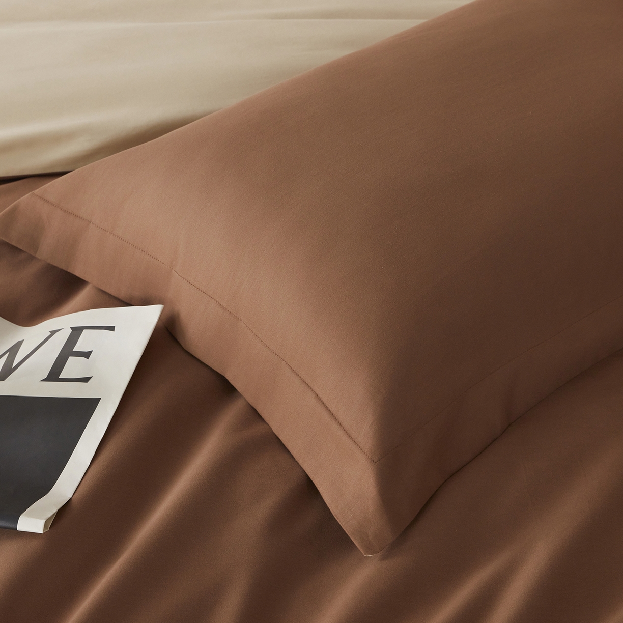 91家纺网 家纺一手货源 找家纺 秀色家纺 2025新款60支长绒棉双面加厚磨毛保暖纯棉四件套纯色被套全棉轻奢高级感 深栗色+奶油