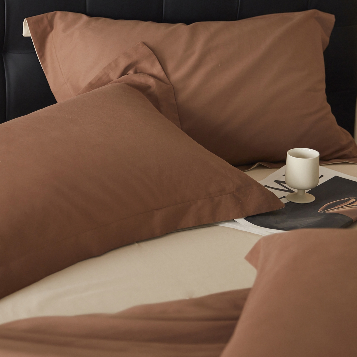 91家纺网 家纺一手货源 找家纺 秀色家纺 2025新款60支长绒棉双面加厚磨毛保暖纯棉四件套纯色被套全棉轻奢高级感 深栗色+奶油