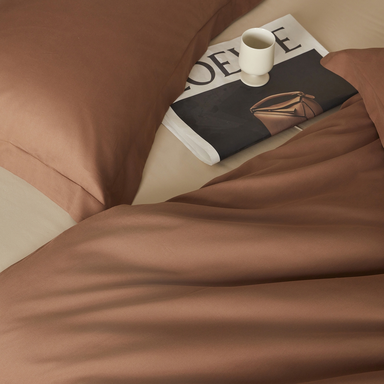 91家纺网 家纺一手货源 找家纺 秀色家纺 2025新款60支长绒棉双面加厚磨毛保暖纯棉四件套纯色被套全棉轻奢高级感 深栗色+奶油