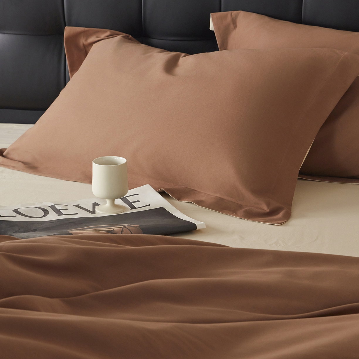 91家纺网 家纺一手货源 找家纺 秀色家纺 2025新款60支长绒棉双面加厚磨毛保暖纯棉四件套纯色被套全棉轻奢高级感 深栗色+奶油