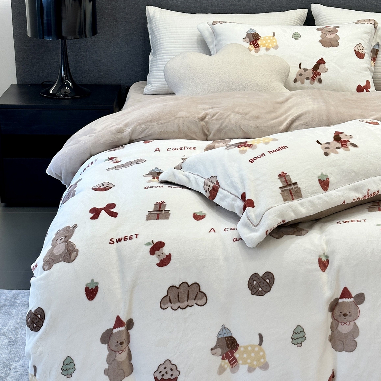 91家纺网 家纺一手货源 找家纺 JUICY 橘滋家纺 2025新款浪漫丰盈牛奶臻棉绒印花系列四件套 甜梦乐园