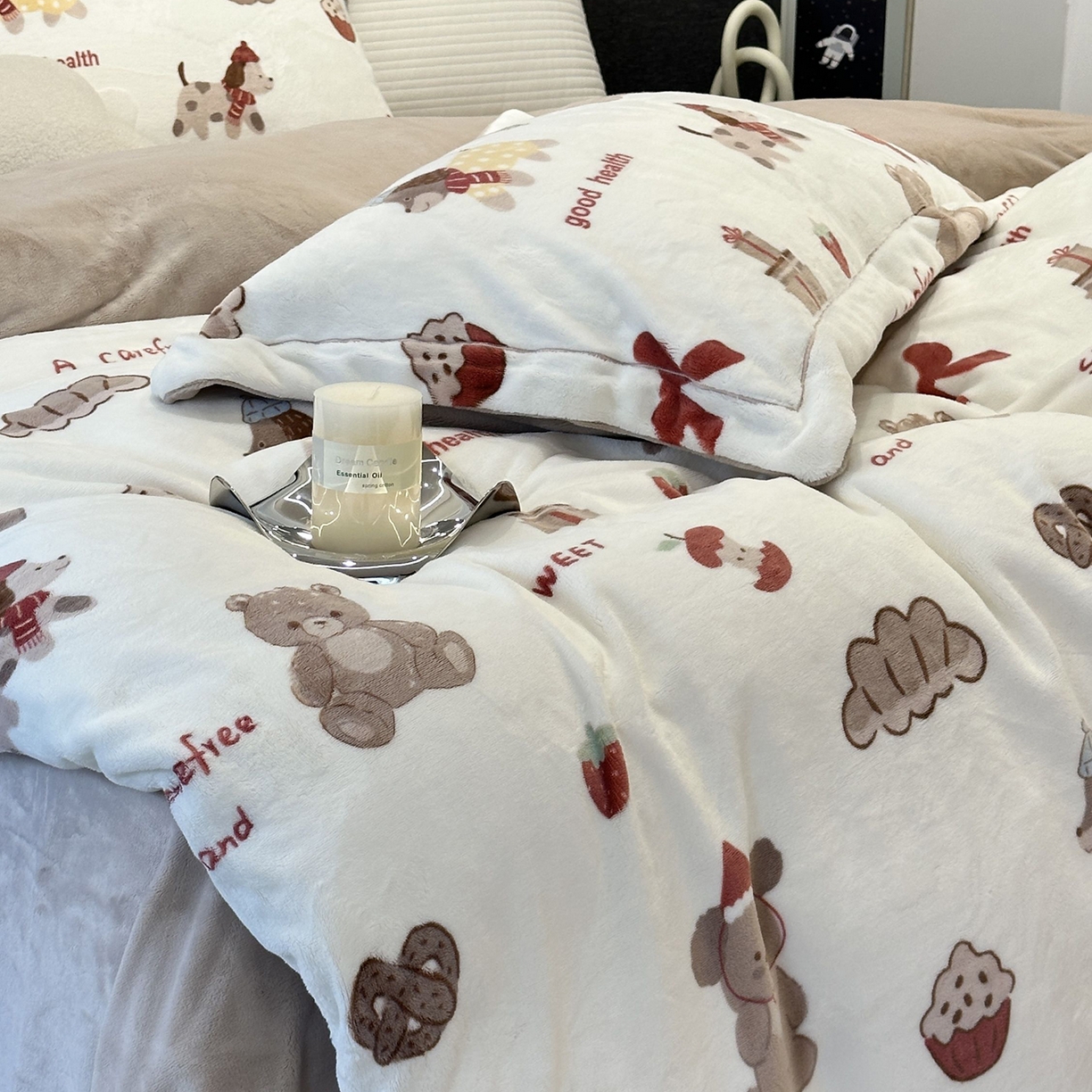 91家纺网 家纺一手货源 找家纺 JUICY 橘滋家纺 2025新款浪漫丰盈牛奶臻棉绒印花系列四件套 甜梦乐园