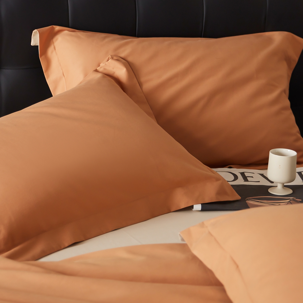 91家纺网 家纺一手货源 找家纺 秀色家纺 2025新款60支长绒棉双面加厚磨毛保暖纯棉四件套纯色被套全棉轻奢高级感 晚霞橙+奶油