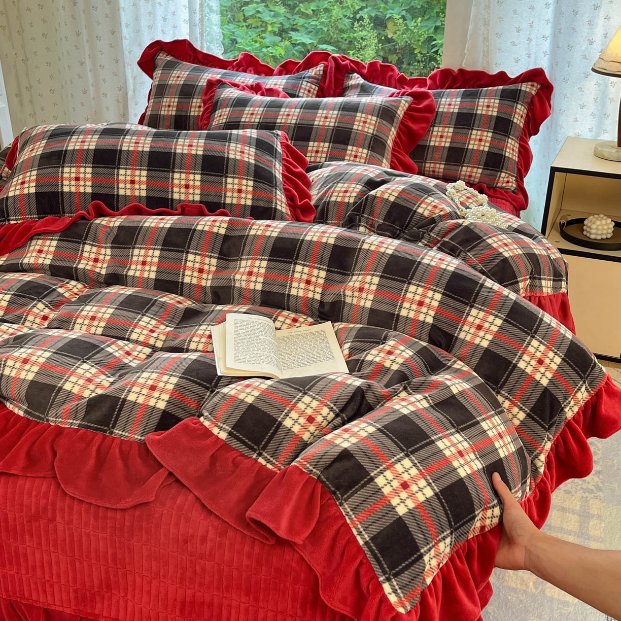 91家纺网 家纺一手货源 找家纺 牵依 2025新款韩版牛奶绒夹棉床盖四件套 爱莉诗