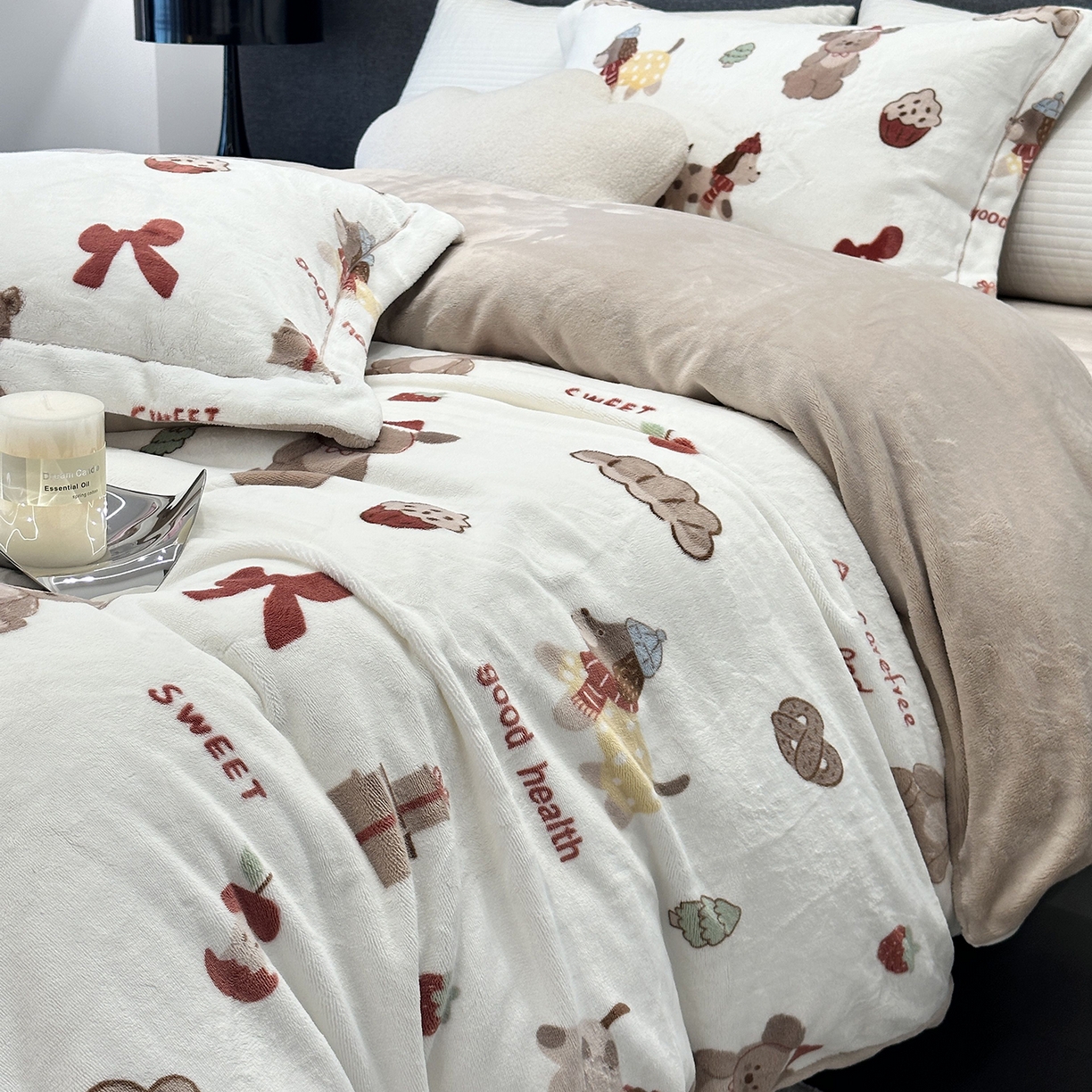 91家纺网 家纺一手货源 找家纺 JUICY 橘滋家纺 2025新款浪漫丰盈牛奶臻棉绒印花系列四件套 甜梦乐园