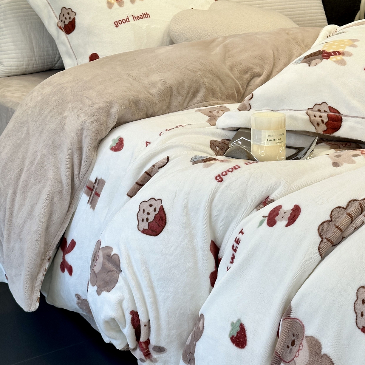 91家纺网 家纺一手货源 找家纺 JUICY 橘滋家纺 2025新款浪漫丰盈牛奶臻棉绒印花系列四件套 甜梦乐园