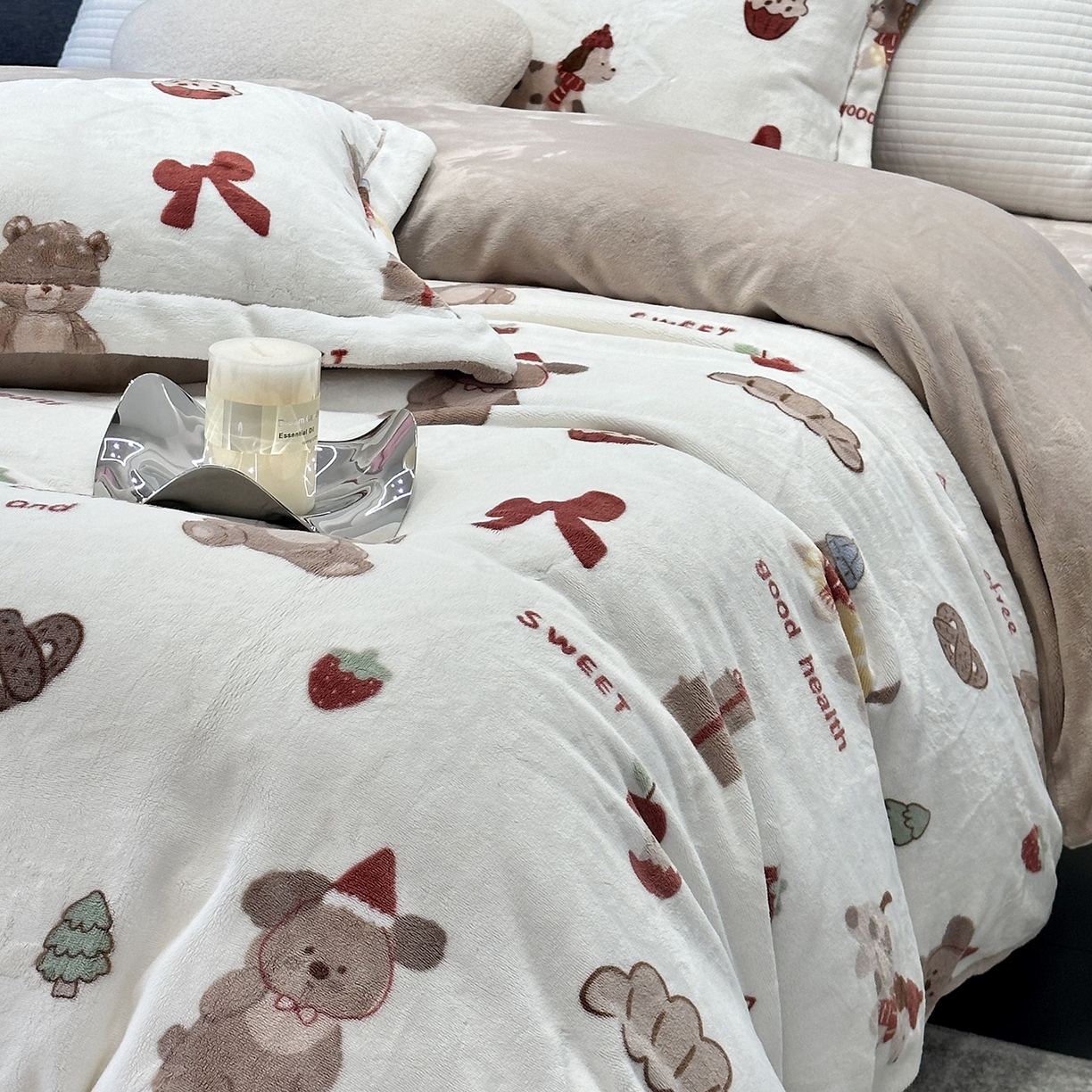 91家纺网 家纺一手货源 找家纺 JUICY 橘滋家纺 2025新款浪漫丰盈牛奶臻棉绒印花系列四件套 甜梦乐园