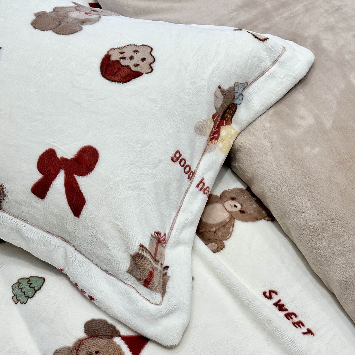 91家纺网 家纺一手货源 找家纺 JUICY 橘滋家纺 2025新款浪漫丰盈牛奶臻棉绒印花系列四件套 甜梦乐园