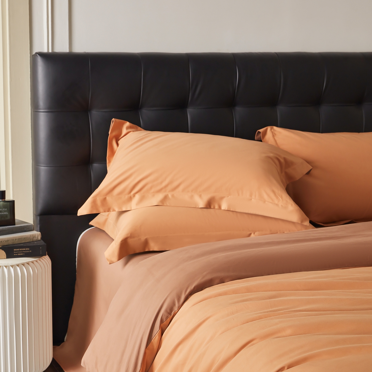 91家纺网 家纺一手货源 找家纺 秀色家纺 2025新款60支长绒棉双面加厚磨毛保暖纯棉四件套纯色被套全棉轻奢高级感 晚霞橙+深栗色