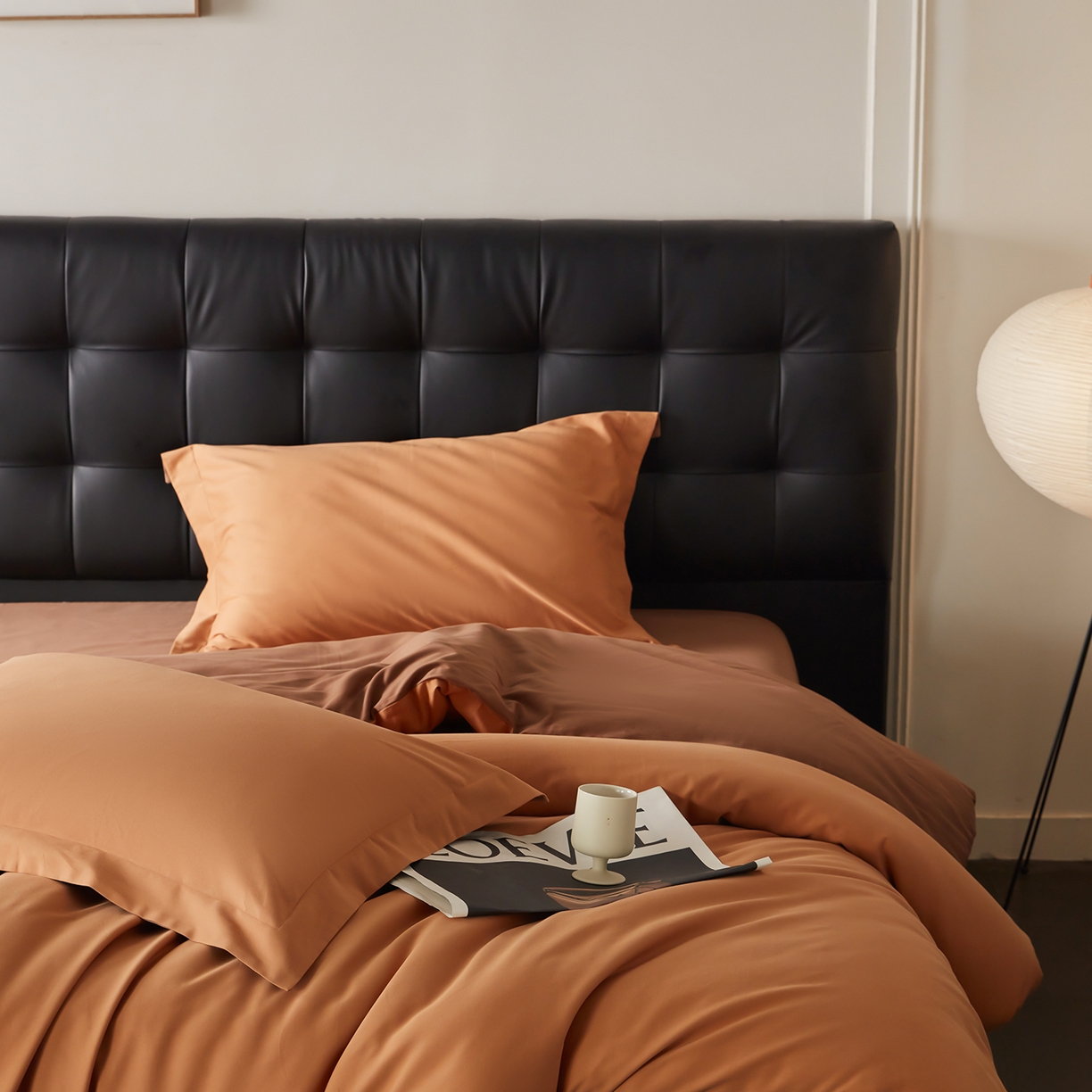 91家纺网 家纺一手货源 找家纺 秀色家纺 2025新款60支长绒棉双面加厚磨毛保暖纯棉四件套纯色被套全棉轻奢高级感 晚霞橙+深栗色