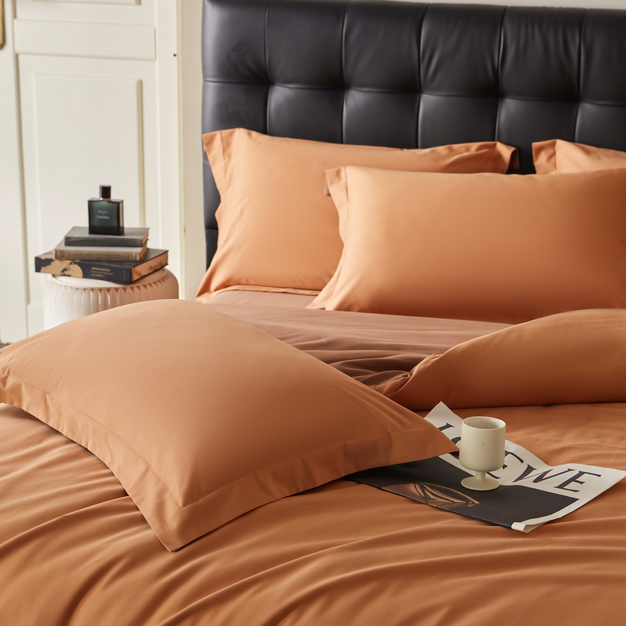 91家纺网 家纺一手货源 找家纺 秀色家纺 2025新款60支长绒棉双面加厚磨毛保暖纯棉四件套纯色被套全棉轻奢高级感 晚霞橙+深栗色