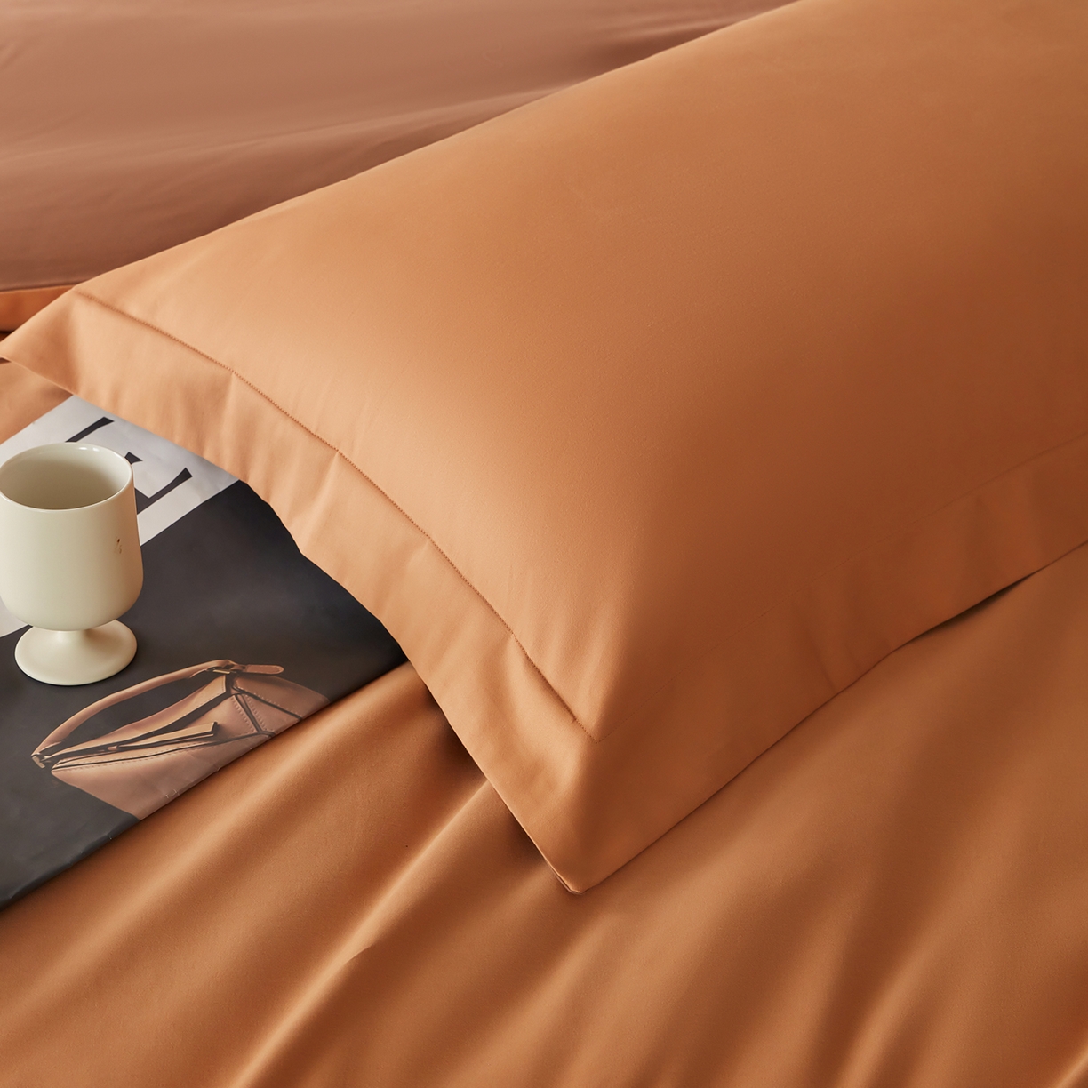 91家纺网 家纺一手货源 找家纺 秀色家纺 2025新款60支长绒棉双面加厚磨毛保暖纯棉四件套纯色被套全棉轻奢高级感 晚霞橙+深栗色