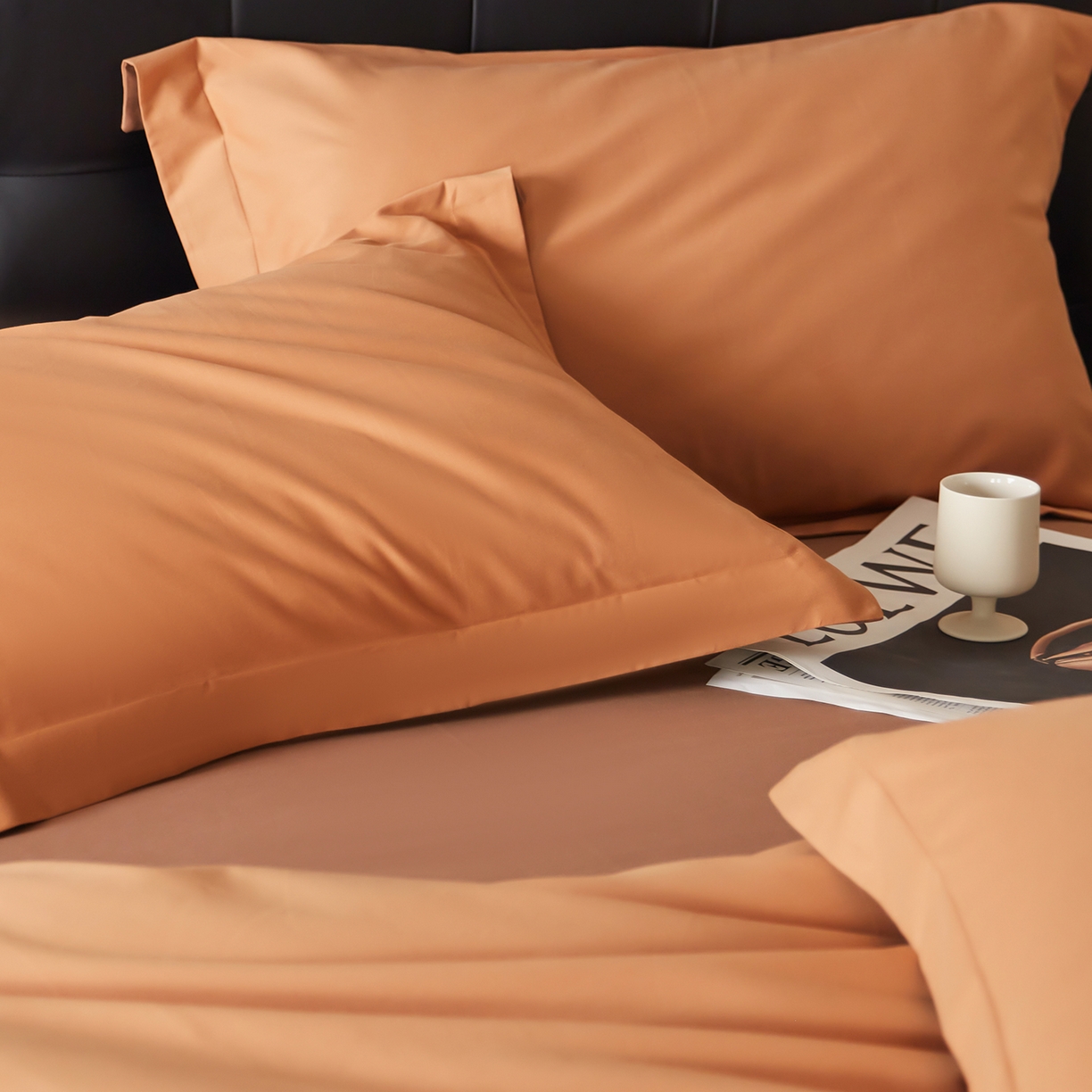 91家纺网 家纺一手货源 找家纺 秀色家纺 2025新款60支长绒棉双面加厚磨毛保暖纯棉四件套纯色被套全棉轻奢高级感 晚霞橙+深栗色