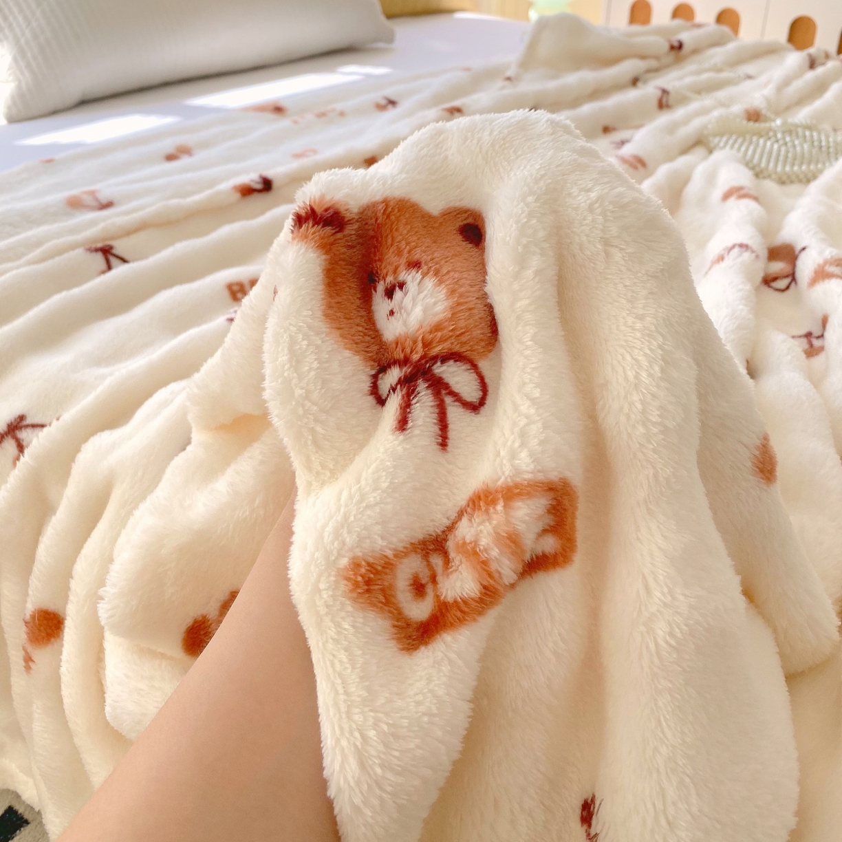 91家纺网 家纺一手货源 找家纺 yyds网供 2025新款简约印花泡泡绒毯多功能加绒盖毯沙发空调房办公午休毯毛毯毯子 樱桃小熊-泡泡绒