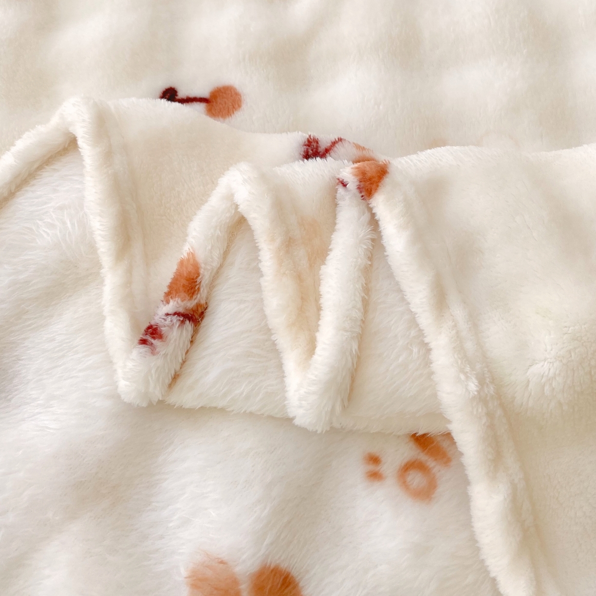 91家纺网 家纺一手货源 找家纺 yyds网供 2025新款简约印花泡泡绒毯多功能加绒盖毯沙发空调房办公午休毯毛毯毯子 樱桃小熊-泡泡绒