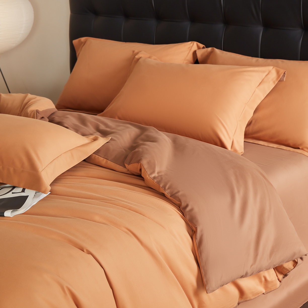 91家纺网 家纺一手货源 找家纺 秀色家纺 2025新款60支长绒棉双面加厚磨毛保暖纯棉四件套纯色被套全棉轻奢高级感 晚霞橙+深栗色