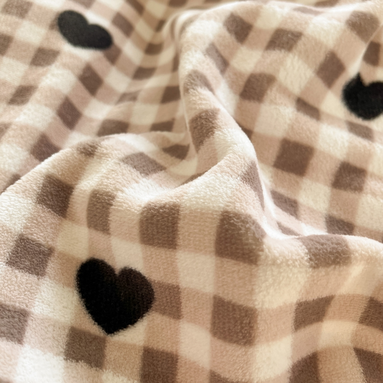 91家纺网 家纺一手货源 找家纺 牵依 2025新款韩版牛奶绒夹棉床盖四件套 爱心格