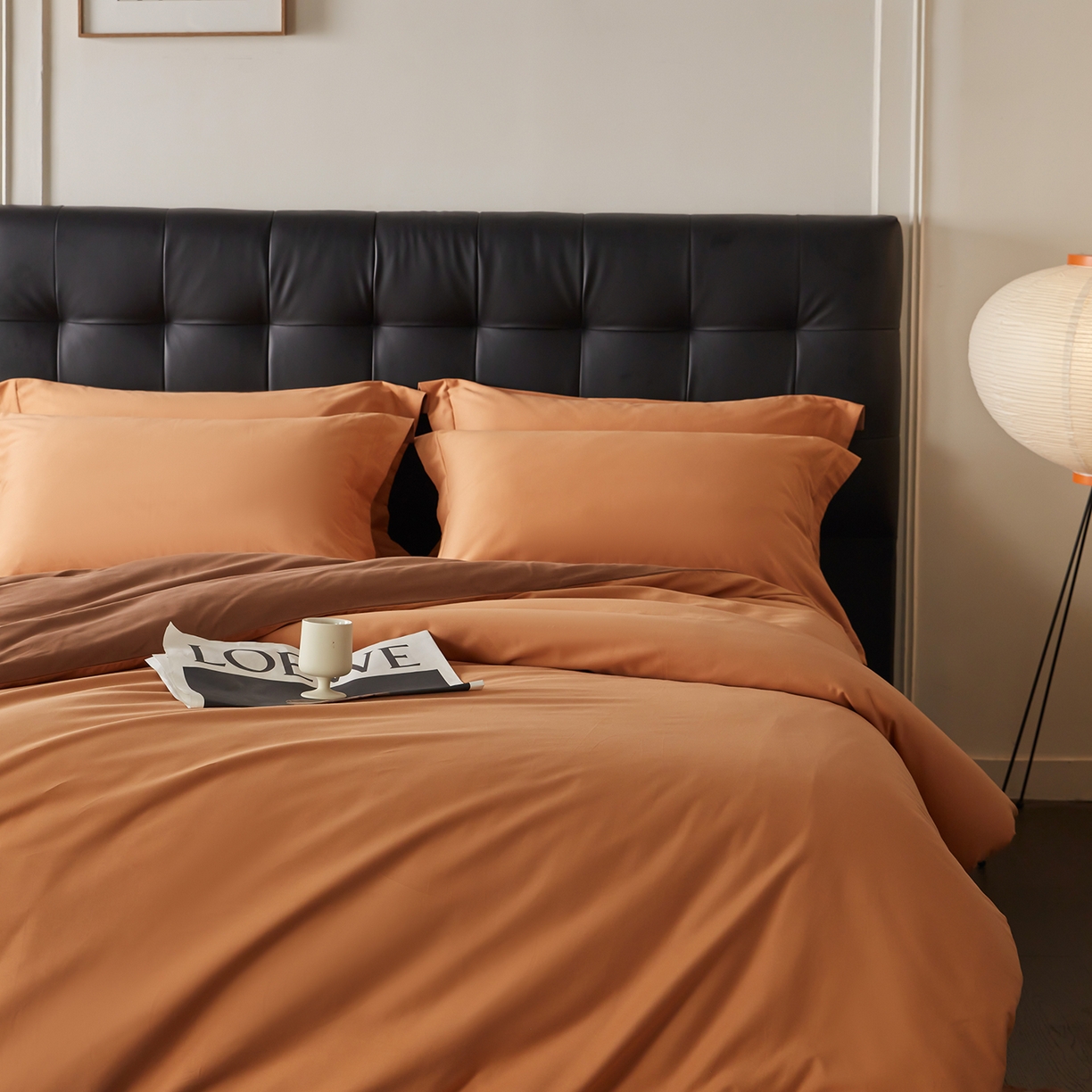 91家纺网 家纺一手货源 找家纺 秀色家纺 2025新款60支长绒棉双面加厚磨毛保暖纯棉四件套纯色被套全棉轻奢高级感 晚霞橙+深栗色