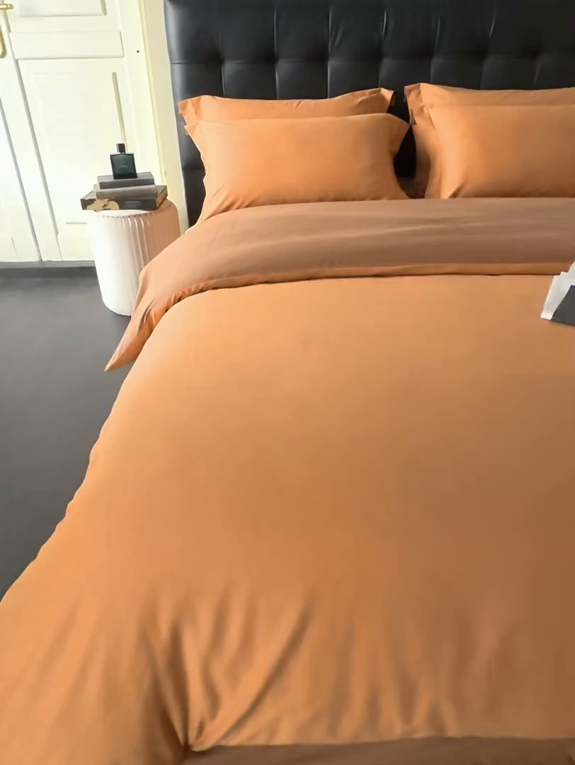 91家纺网 家纺一手货源 找家纺 秀色家纺 2025新款60支长绒棉双面加厚磨毛保暖纯棉四件套纯色被套全棉轻奢高级感 晚霞橙+深栗色