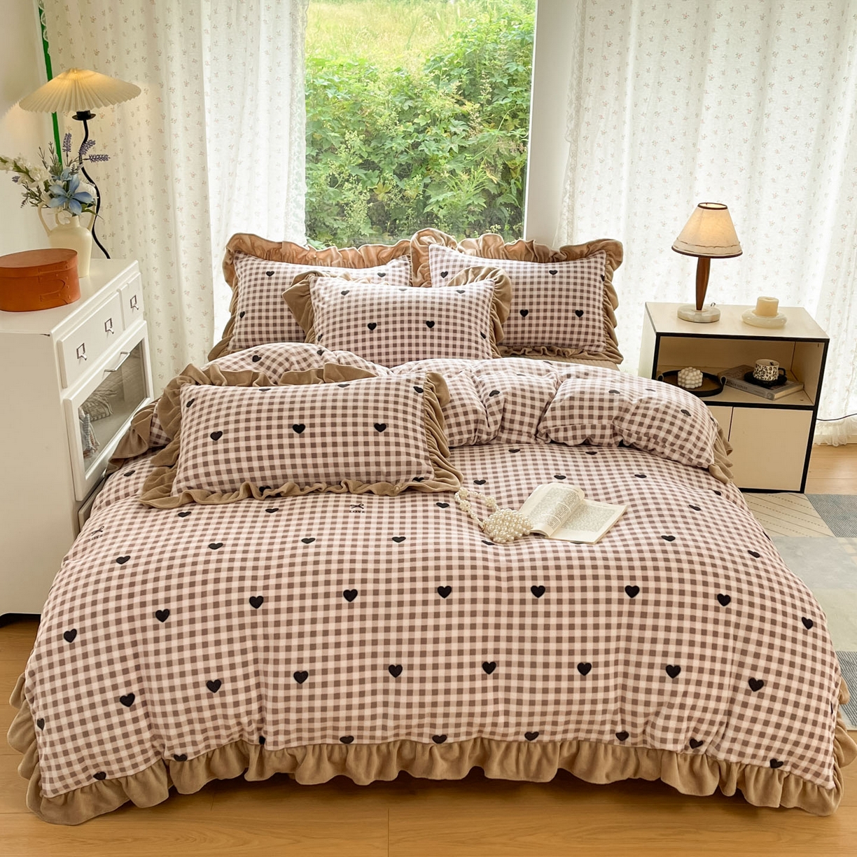 91家纺网 家纺一手货源 找家纺 牵依 2025新款韩版牛奶绒夹棉床盖四件套 爱心格