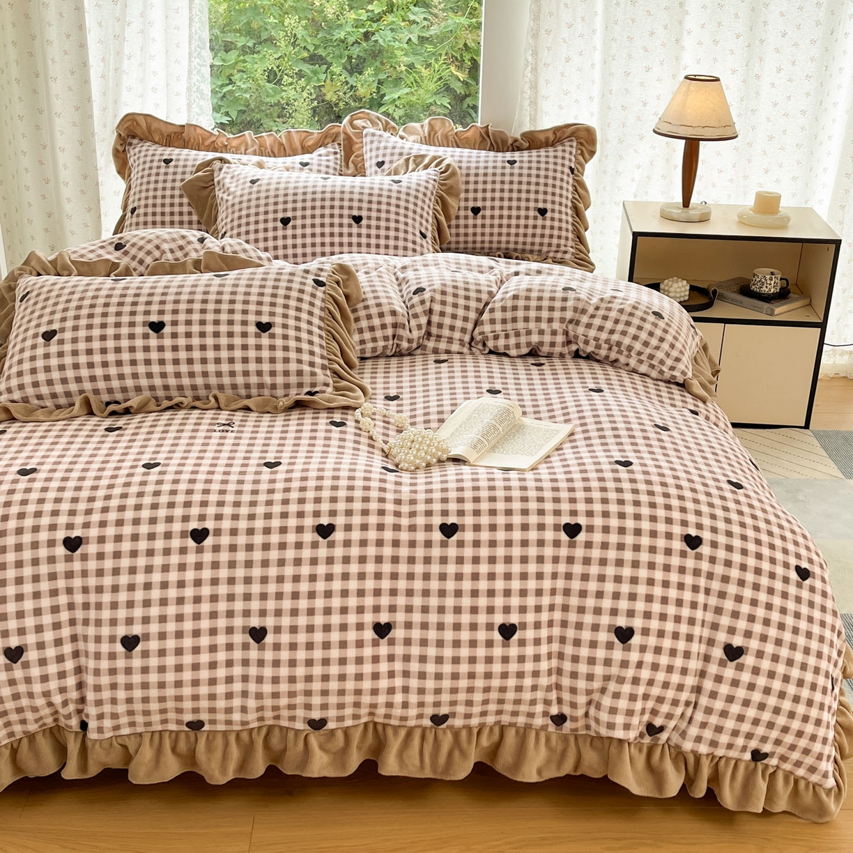 91家纺网 家纺一手货源 找家纺 牵依 2025新款韩版牛奶绒夹棉床盖四件套 爱心格