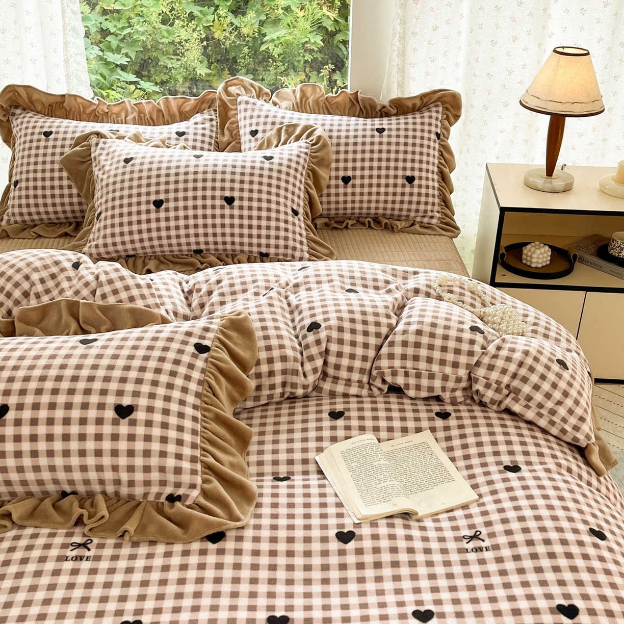 91家纺网 家纺一手货源 找家纺 牵依 2025新款韩版牛奶绒夹棉床盖四件套 爱心格