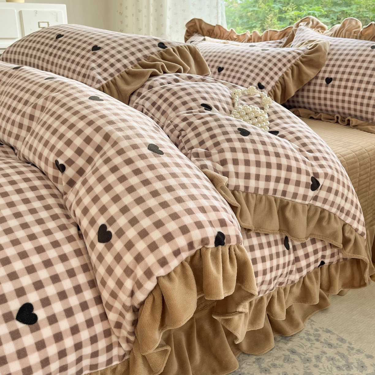 91家纺网 家纺一手货源 找家纺 牵依 2025新款韩版牛奶绒夹棉床盖四件套 爱心格